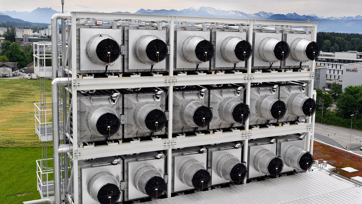 Testanlage für das Filtern von CO2 aus der Luft einer Firma in der Schweiz. | Bild: picture alliance/KEYSTONE | WALTER BIERI Testanlage für das Filtern von CO2 aus der Luft einer Firma in der Schweiz.