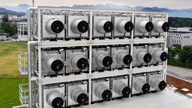 Testanlage für das Filtern von CO2 aus der Luft einer Firma in der Schweiz. | Bild: picture alliance/KEYSTONE | WALTER BIERI Testanlage für das Filtern von CO2 aus der Luft einer Firma in der Schweiz.