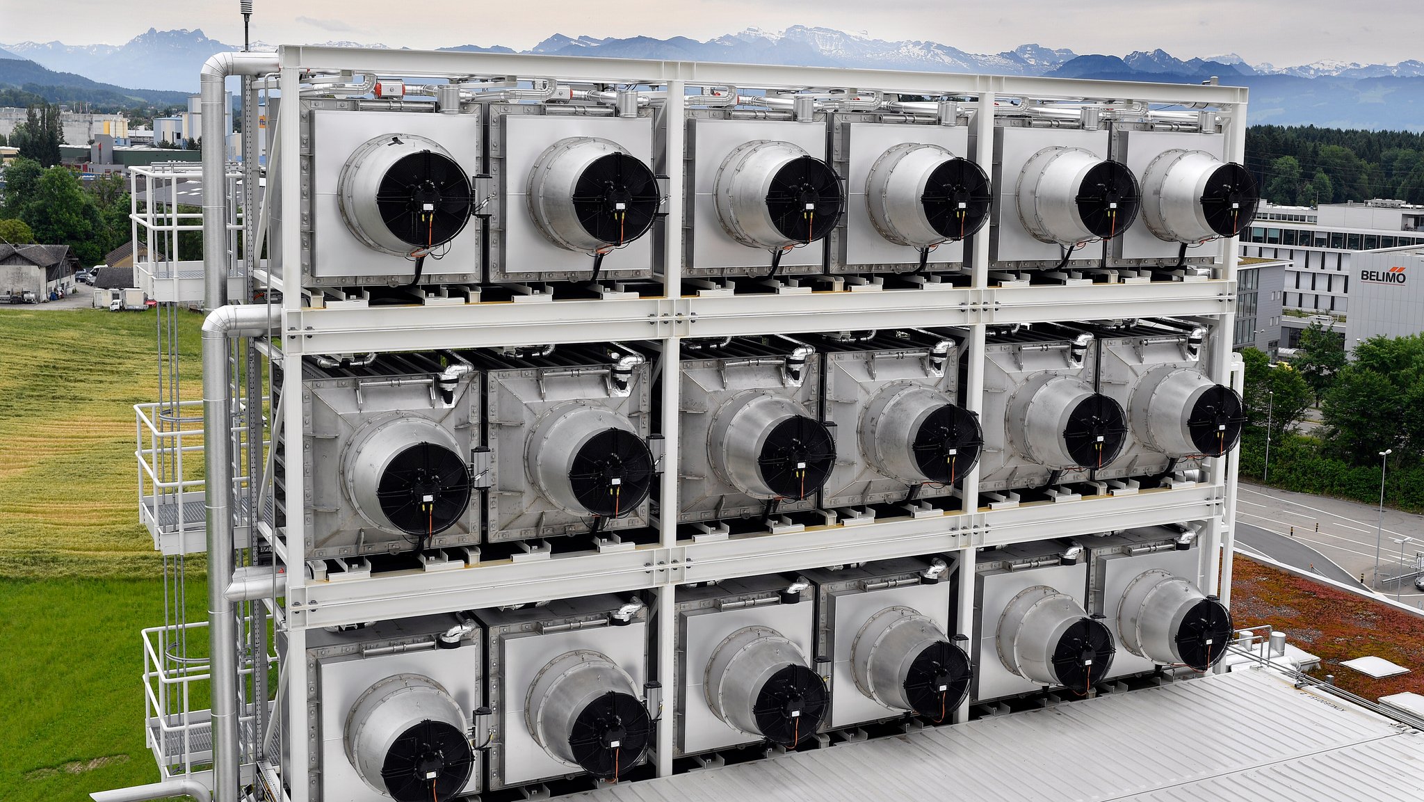 Testanlage für das Filtern von CO2 aus der Luft einer Firma in der Schweiz. | Bild: picture alliance/KEYSTONE | WALTER BIERI Testanlage für das Filtern von CO2 aus der Luft einer Firma in der Schweiz.