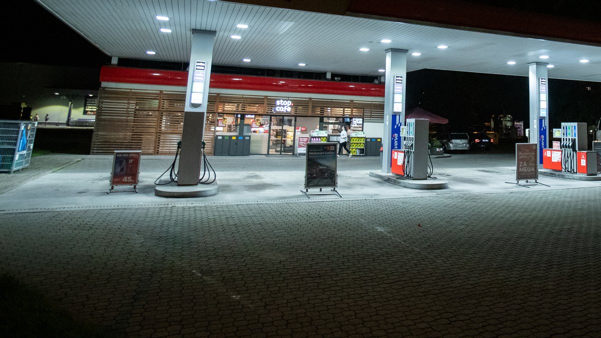 Eine Tankstelle bei Nacht
