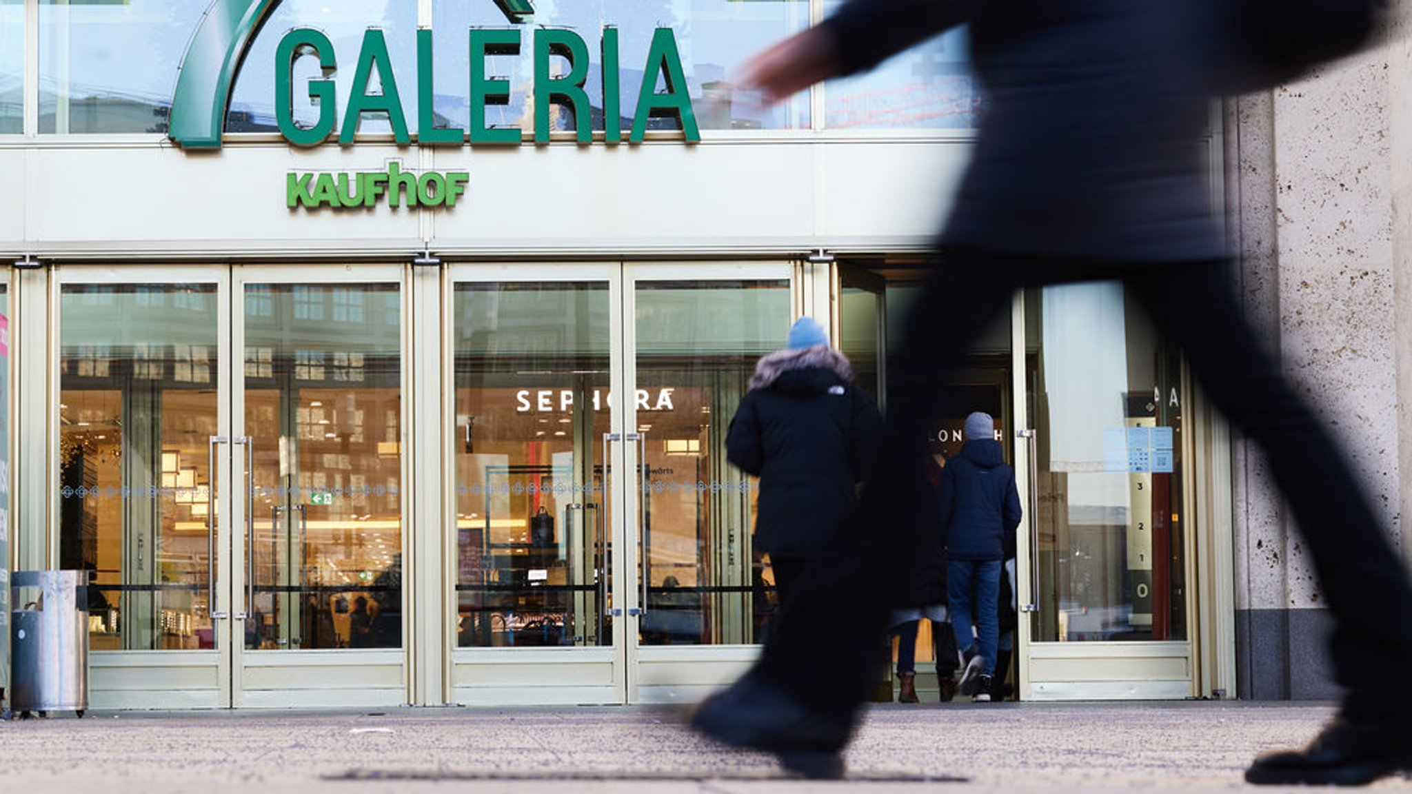 ARCHIV - 09.01.2024, Berlin: Blick auf den Eingang des Kaufhauses Galerie Karstadt Kaufhof. Die insolvente Warenhauskette Galeria Karstadt Kaufhof hat neue Eigentümer. (zu dpa: «Giffey: Gespräch mit neuen Galeria-Eigentümern «sehr zeitnah» geplant») Foto: Jörg Carstensen/dpa +++ dpa-Bildfunk +++