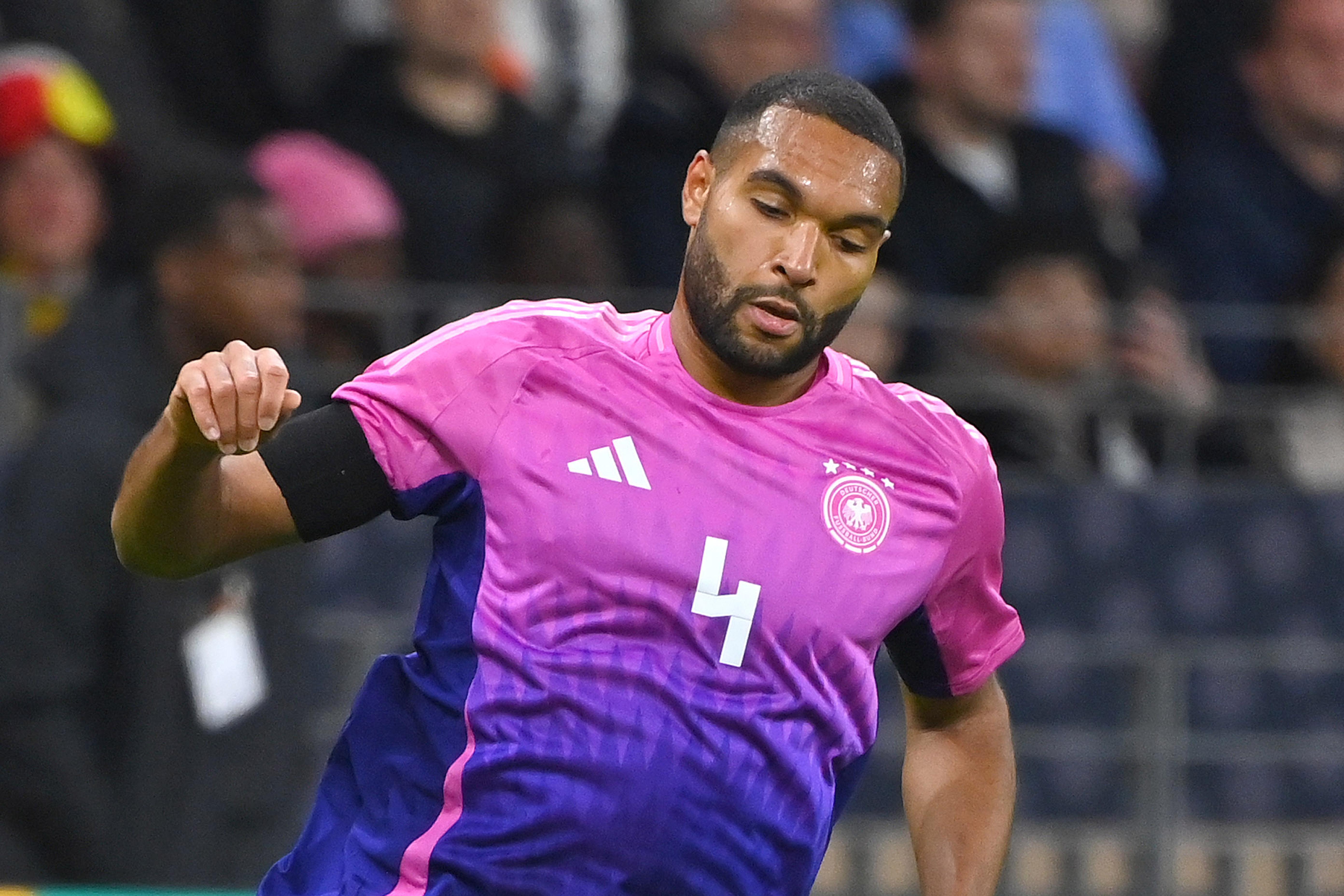 DFB-Nationalspieler Jonathan Glao Tah m der Nummer 4 auf dem Trikot.