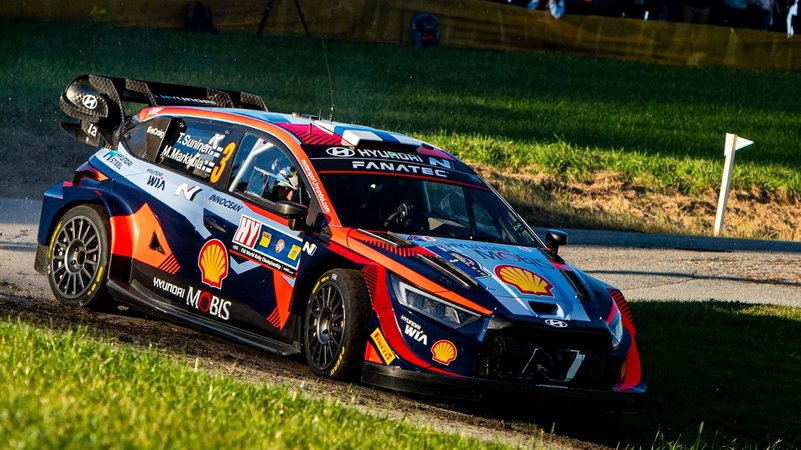 Ein Rallye-Sportwagen in einer Kurve im Gelände | Bild: Red Bull Content Pool Ein Rallye-Sportwagen in einer Kurve im Gelände