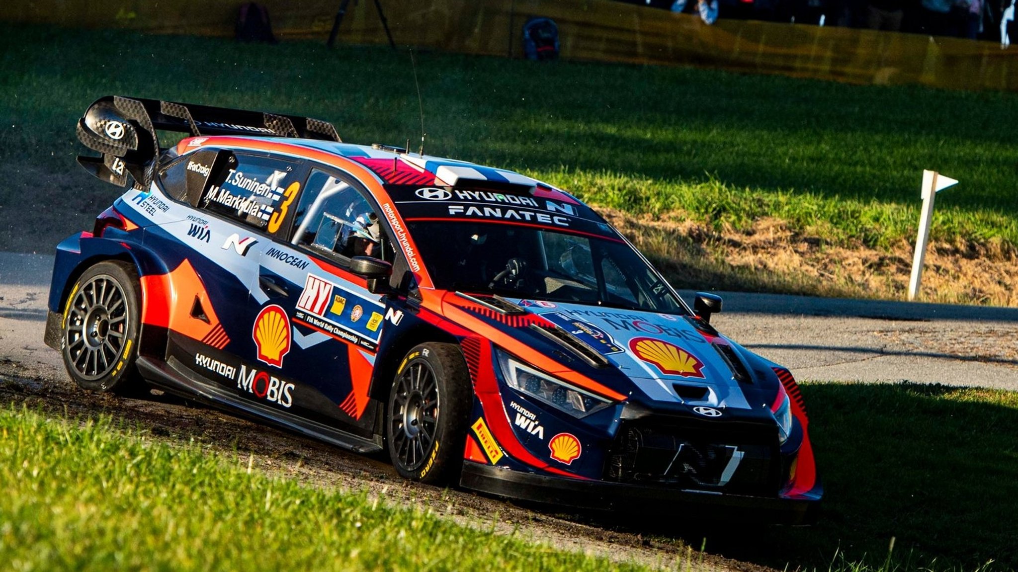 Ein Rallye-Sportwagen in einer Kurve im Gelände | Bild: Red Bull Content Pool Ein Rallye-Sportwagen in einer Kurve im Gelände