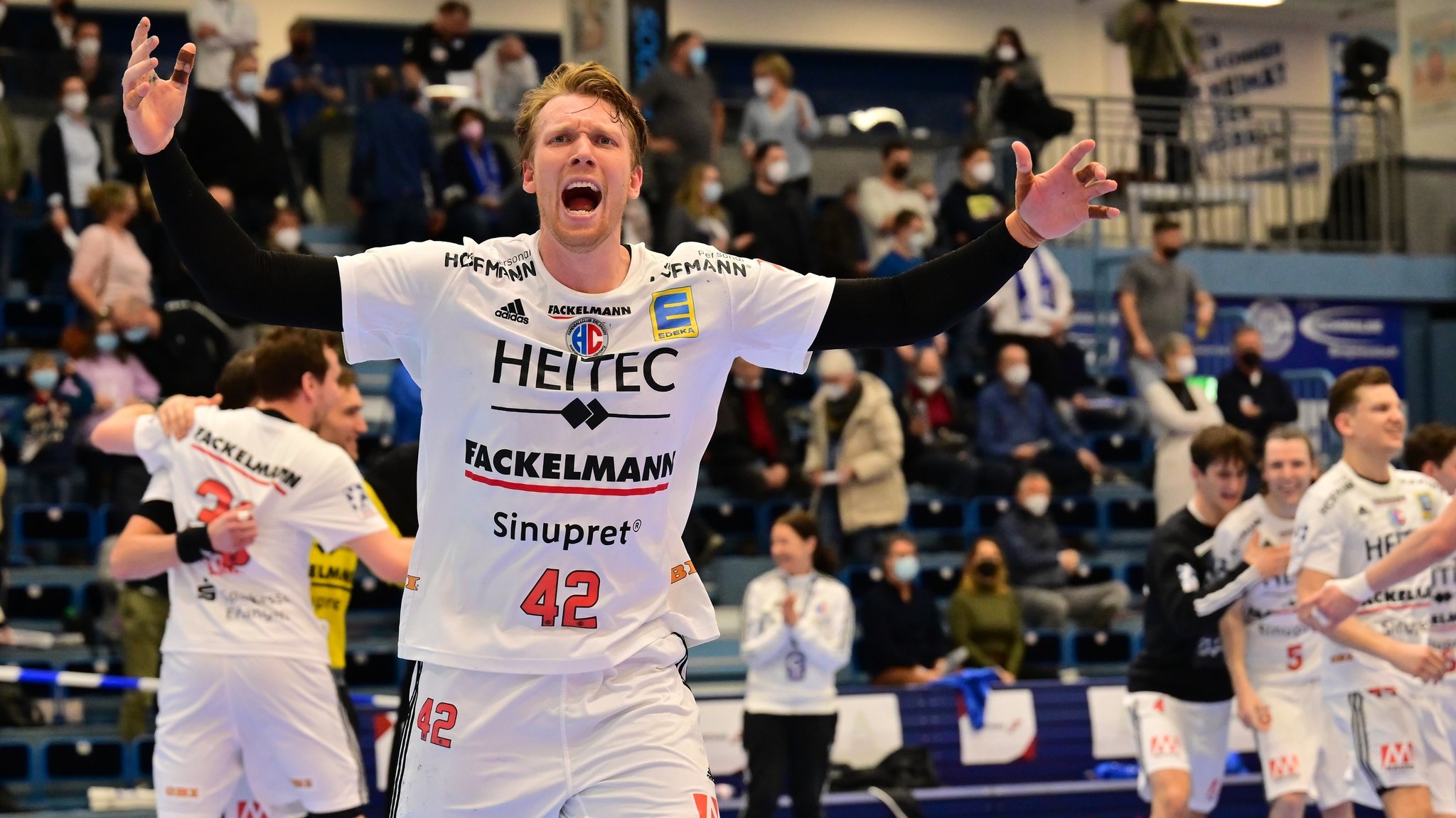 Der beste Werfer beim Spiel gegen den VfL Gummersbach: Simon Jeppsson jubelt.