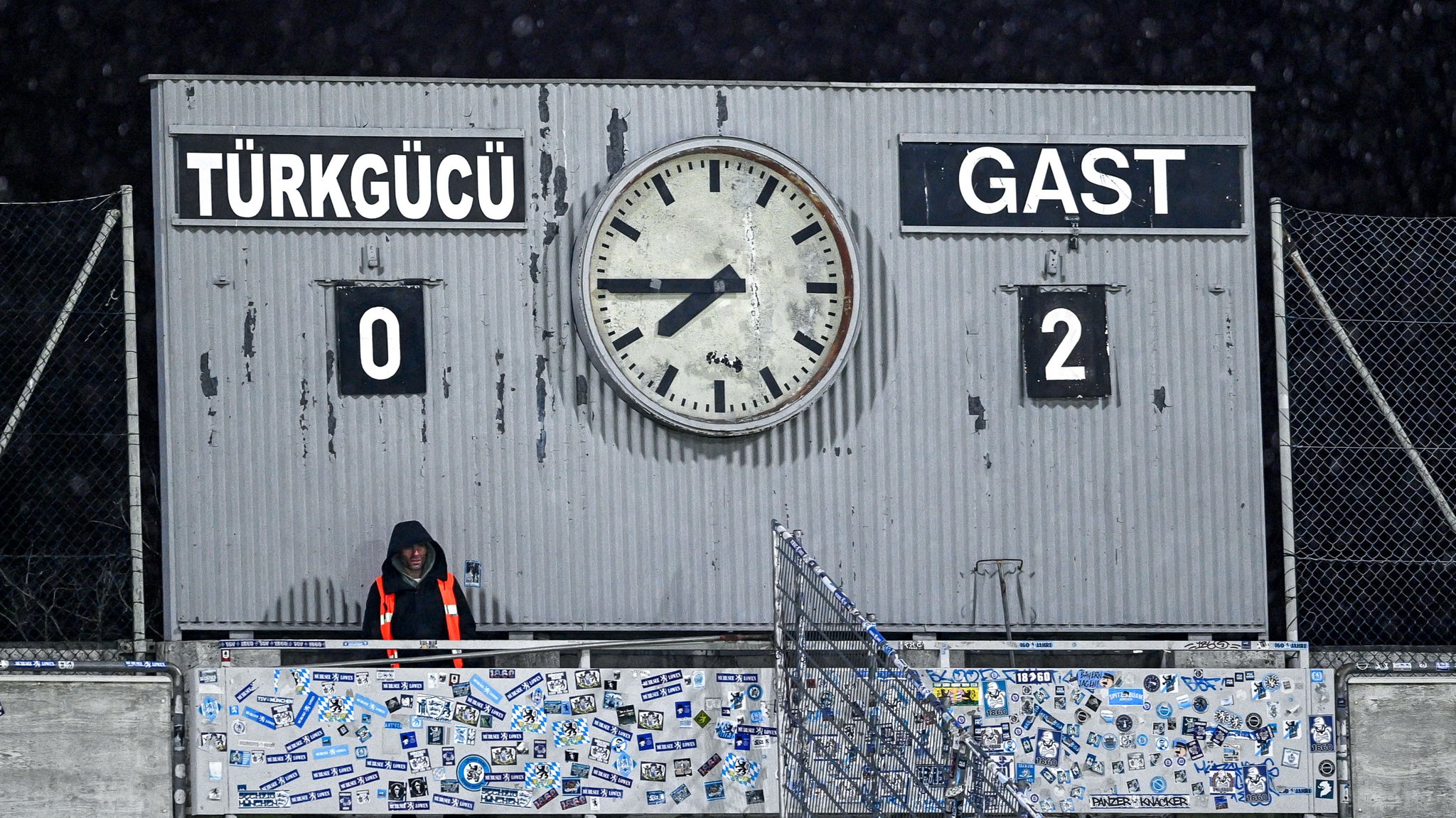 Anzeigetafel im Grünwalder Stadion