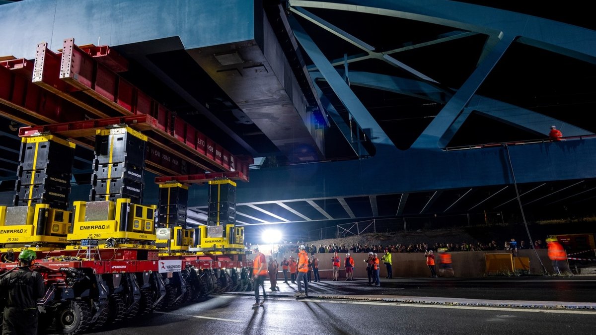 1.200 Tonnen schwere Eisenbahnbrücke über A73 ist montiert