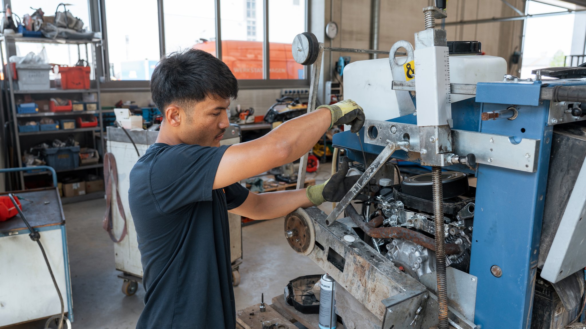 Der 21-jährige Moradi Sohrab macht eine Ausbildung zum Land- und Baumaschinen-Mechatroniker. Er arbeitet in der Werktstatt an einer Maschine. | Bild: Josef Rädlinger Bauunternehmen GmbH/Stefanie Schwendner Der 21-jährige Moradi Sohrab macht eine Ausbildung zum Land- und Baumaschinen-Mechatroniker. Er arbeitet in der Werktstatt an einer Maschine.
