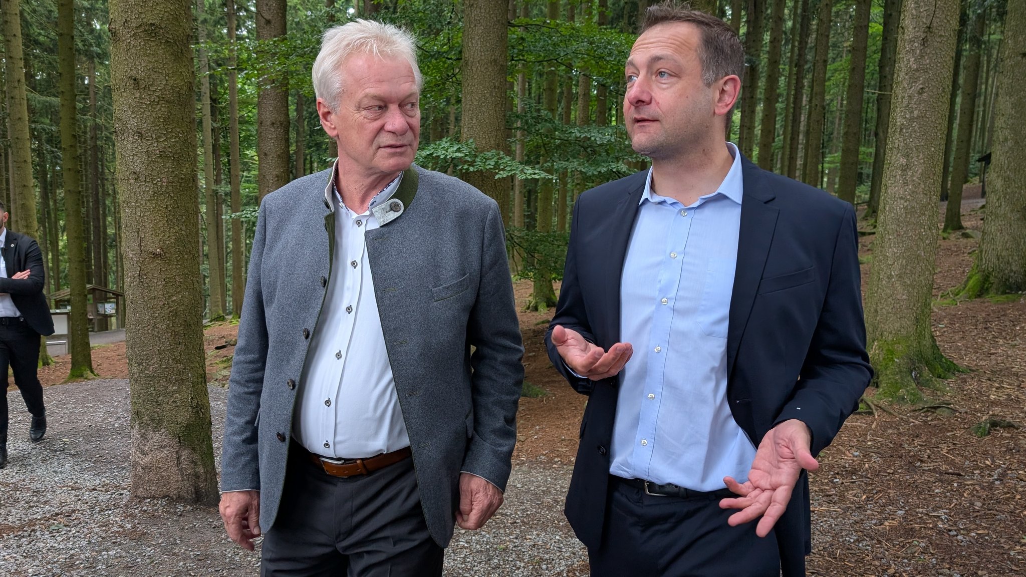 EU-Agrarkommissar Christophe Hansen besucht Niederbayern | Bild: BR/Tobias Betz EU-Agrarkommissar Christophe Hansen besucht Niederbayern
