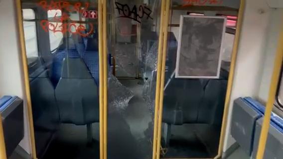 Die Waggons wurden stark beschädigt, Scheiben gingen zu Bruch, Wände und Glas sind mit Graffiti besprüht.
