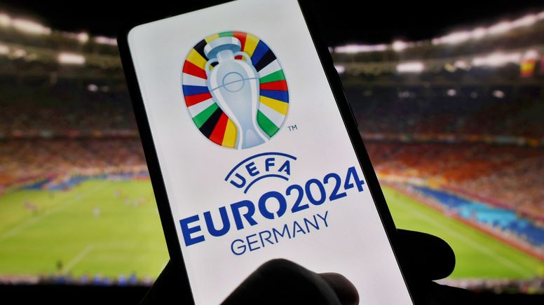 Das Logo der UEFA Euro 2024 ist auf einem Smartphone zu sehen. Die UEFA gab am 12. September die Details zum Kartenverkauf bekannt. | Bild:dpa-Bildfunk/Aleksandr Gusev