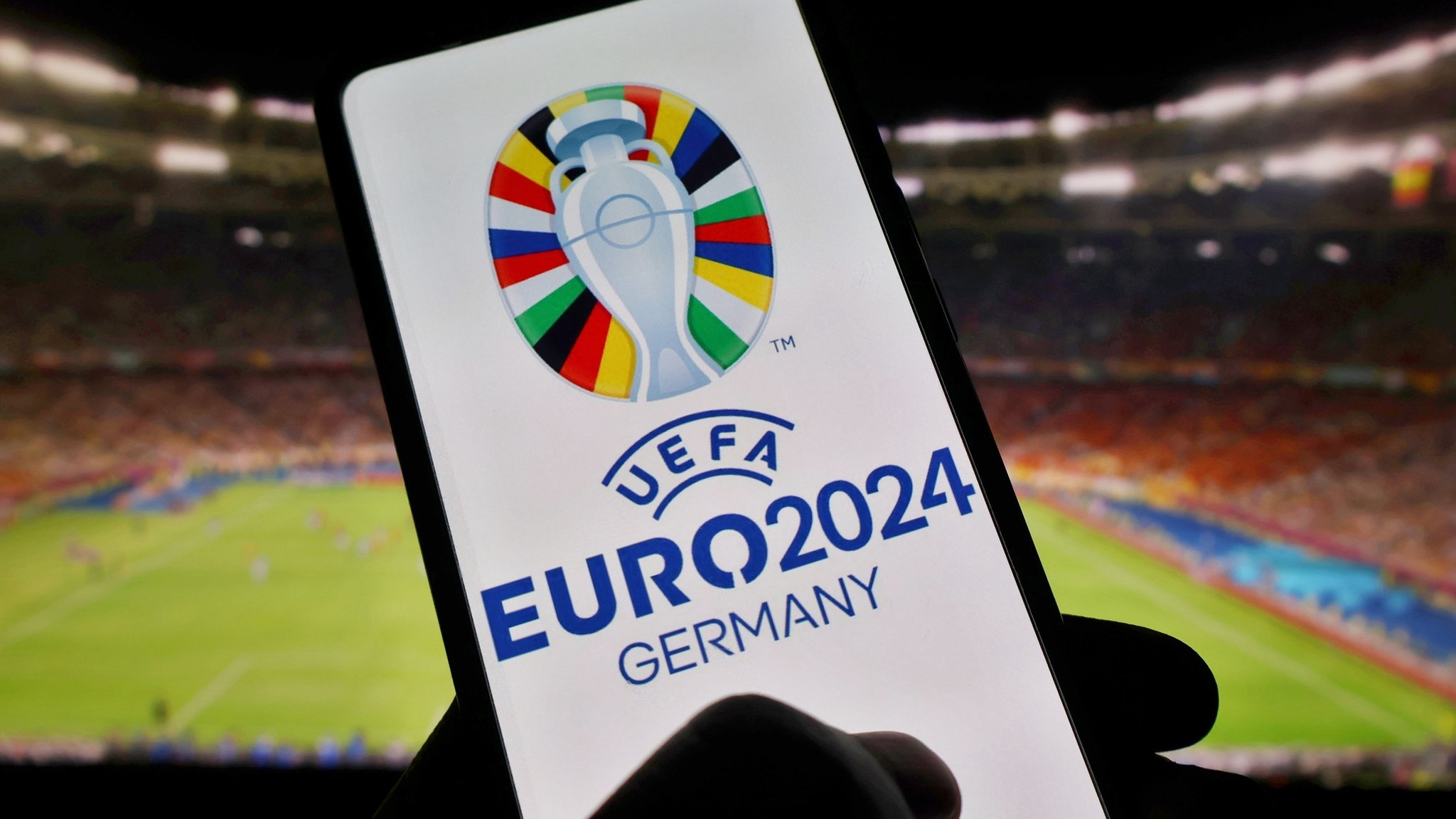 Das Logo der UEFA Euro 2024 ist auf einem Smartphone zu sehen. Die UEFA gab am 12. September die Details zum Kartenverkauf bekannt.