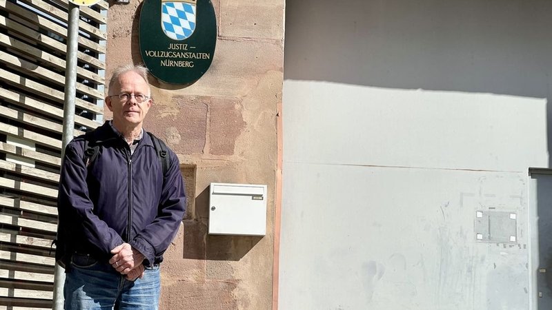 Jesuitenpater Jörg Alt spricht vor Antritt seiner 25-tägigen Haftstrafe wegen Klimaklebe-Aktionen mit der Letzten Generation vor der Justizvollzugsanstalt Nürnberg. Alt will nach seiner rechtskräftigen Verurteilung wegen einer Teilnahme an einer Klima-Straßenblockade in Nürnberg die verhängte Geldstrafe nicht bezahlen. In einem Schreiben teilte der Geistliche mit, er wolle stattdessen eine Ersatzfreiheitsstrafe von 25 Tagen absitzen. | Bild: BR/Michael Reiner Jesuitenpater Jörg Alt spricht vor Antritt seiner 25-tägigen Haftstrafe wegen Klimaklebe-Aktionen mit der Letzten Generation vor der Justizvollzugsanstalt Nürnberg. Alt will nach seiner rechtskräftigen Verurteilung wegen einer Teilnahme an einer Klima-Straßenblockade in Nürnberg die verhängte Geldstrafe nicht bezahlen. In einem Schreiben teilte der Geistliche mit, er wolle stattdessen eine Ersatzfreiheitsstrafe von 25 Tagen absitzen.