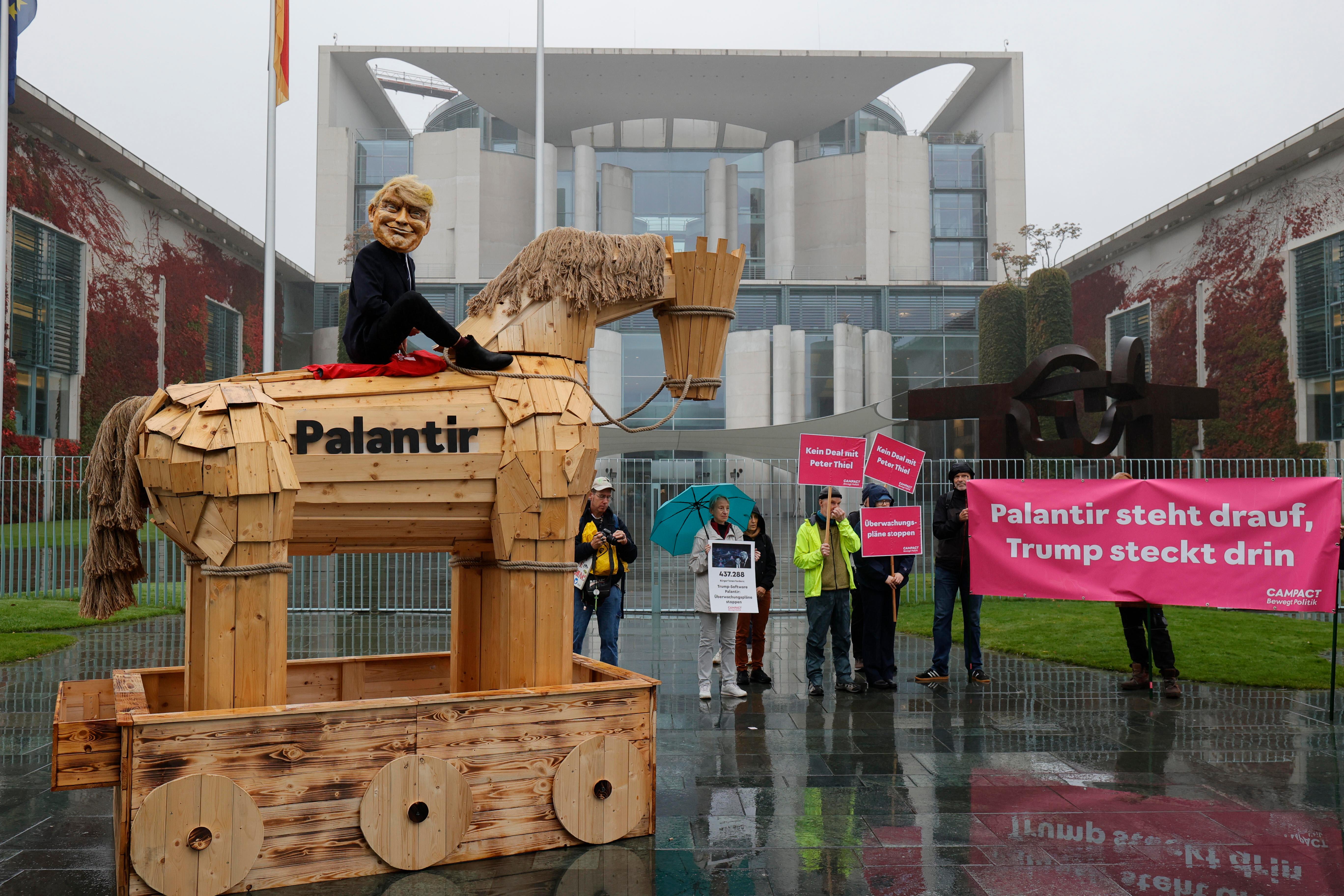 Deutschland, Berlin, Demonstration vor dem Kanzleramt, Campact: Palantir Stoppen!