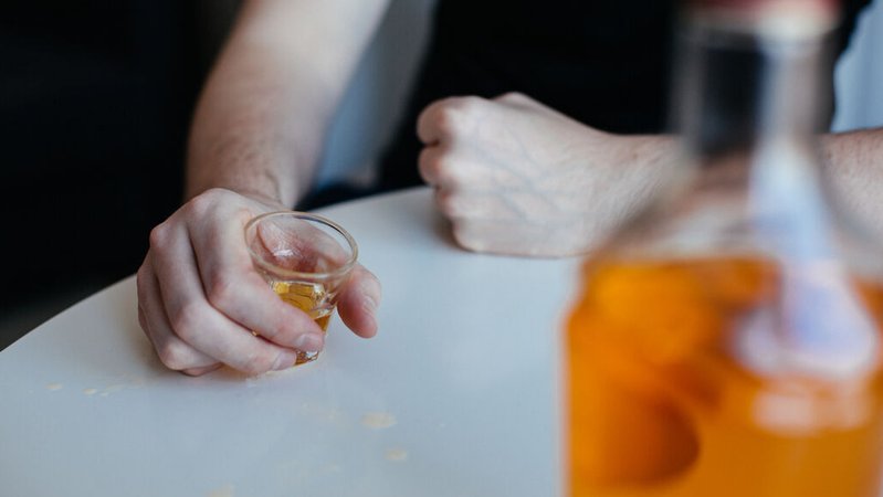 Ein Schnapsglas steht auf dem Tisch. | Bild: BR/Julia Müller Ein Schnapsglas steht auf dem Tisch.