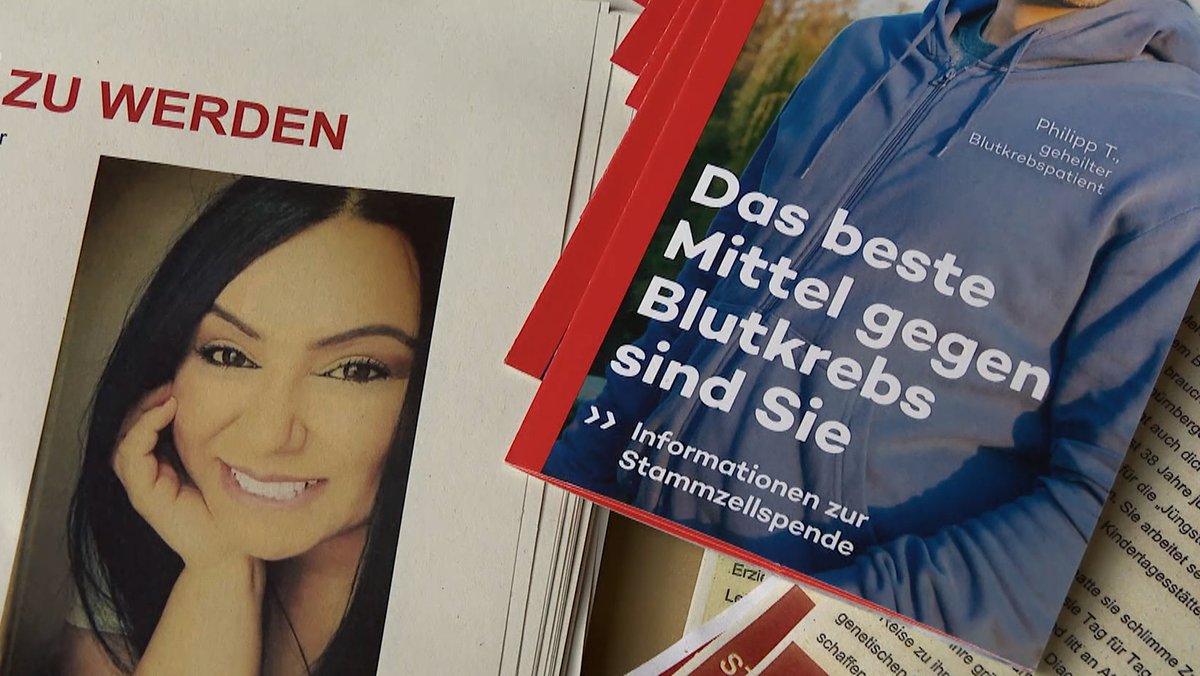 Ein Foto zeigt eine Frau mit dunklen Haaren. Sie stützt ihr Kinn auf ihre Hand. Daneben eine Info-Broschüre mit der Aufschrift "Das beste Mittel gegen Blutkrebs sind Sie". KMS Flyer und Bild von Mercan.