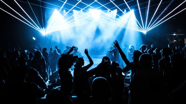 Menschen tanzen ausgelassen zu Musik | Bild:picture alliance / Photoshot