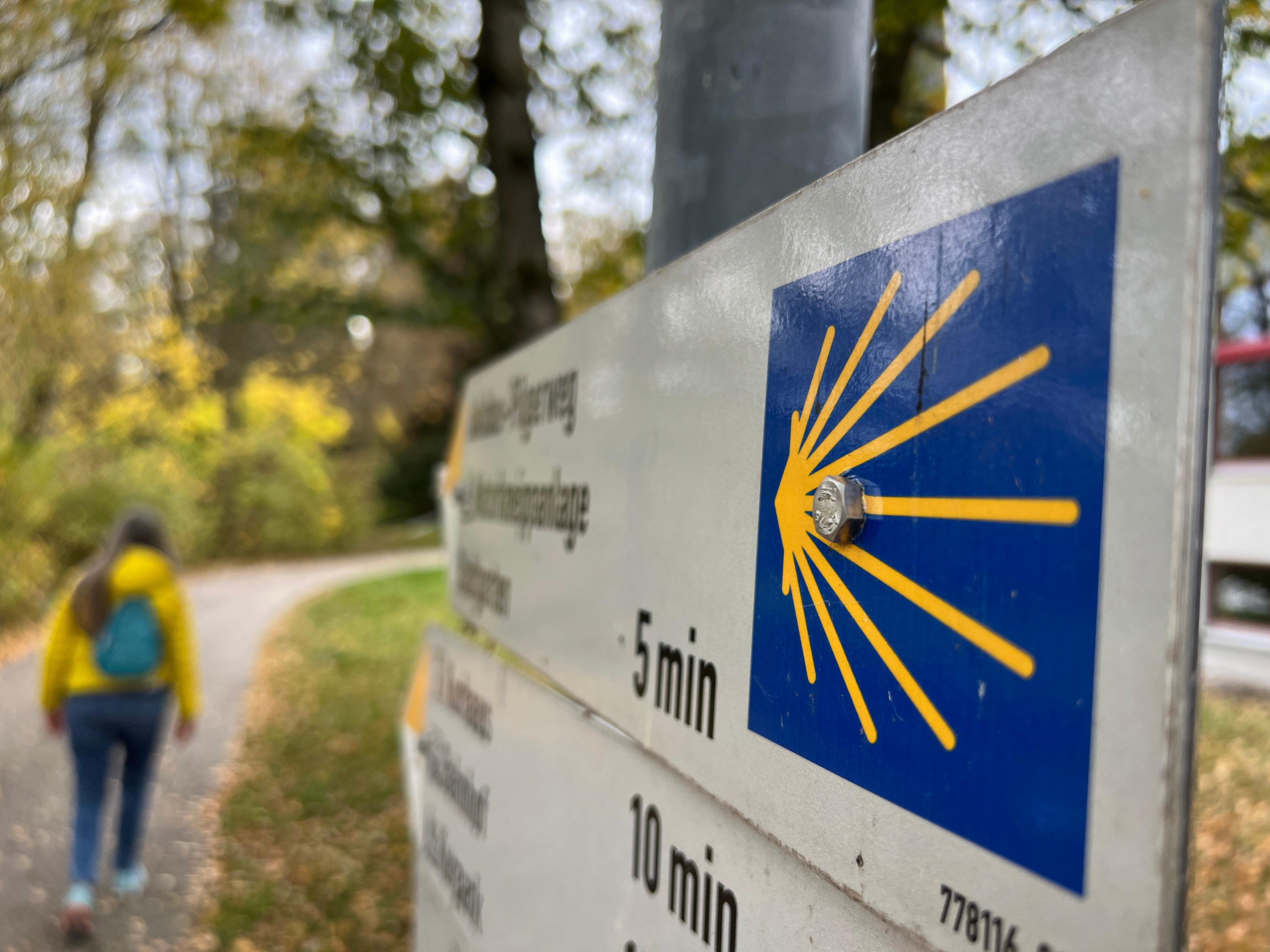 05.11.2022, Schild in Bad Woerishofen in Bayern weist den Pilgern einen Jakobsweg auf dem Weg zum Ziel nach Santiago de Compostela (Grab des Apostels Jakob) in Nordspanien.