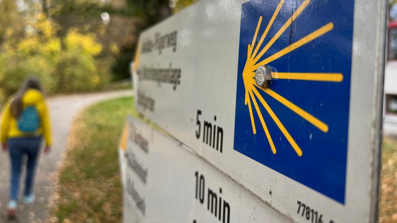 05.11.2022, Schild in Bad Woerishofen in Bayern weist den Pilgern einen Jakobsweg auf dem Weg zum Ziel nach Santiago de Compostela (Grab des Apostels Jakob) in Nordspanien. | Bild: picture alliance / M.i.S. | Bernd Feil 05.11.2022, Schild in Bad Woerishofen in Bayern weist den Pilgern einen Jakobsweg auf dem Weg zum Ziel nach Santiago de Compostela (Grab des Apostels Jakob) in Nordspanien.