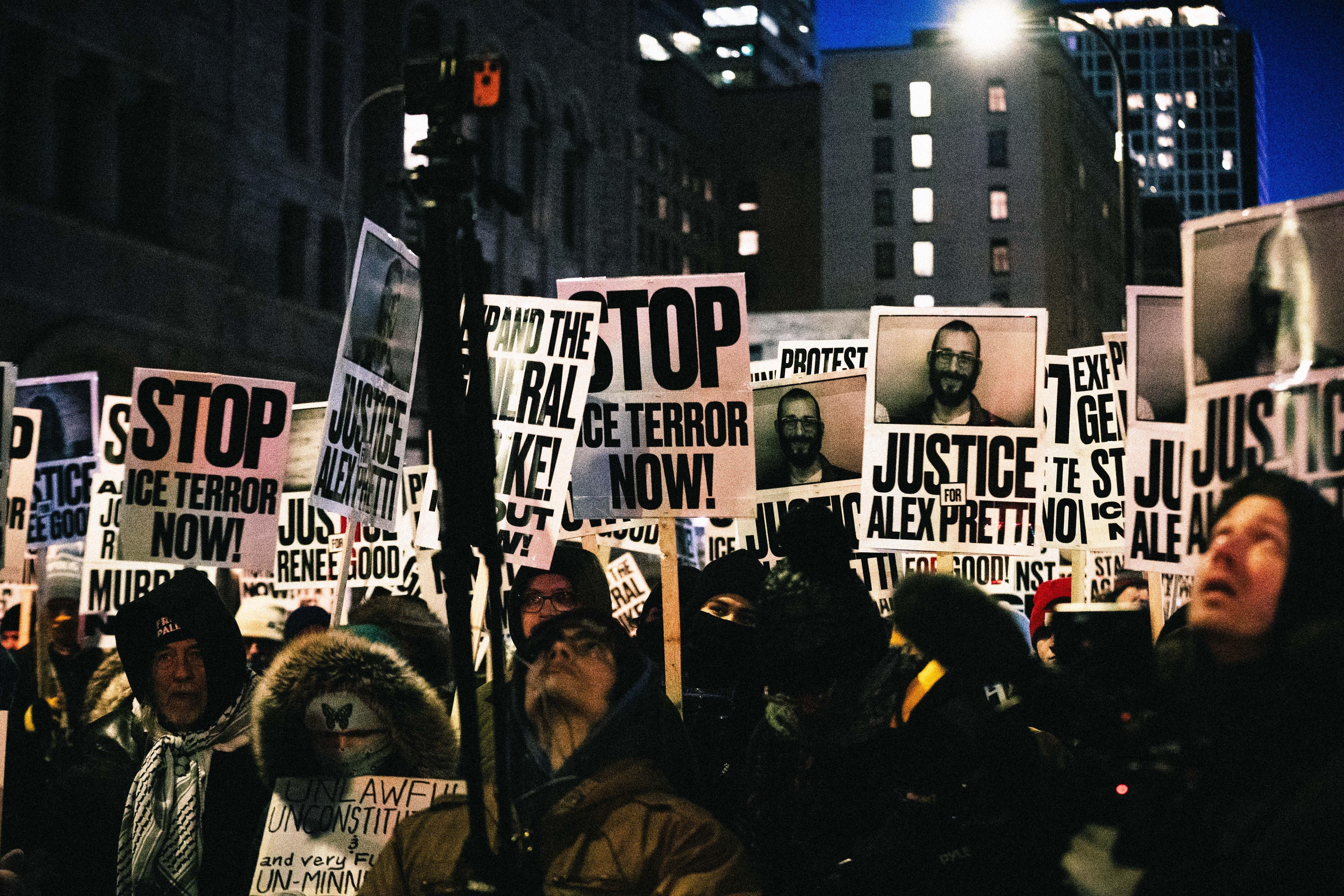 Demonstranten in Minneapolis fordern Gerechtigkeit für die Tötung des Demonstranten Alex Pretti (27.1.2026)