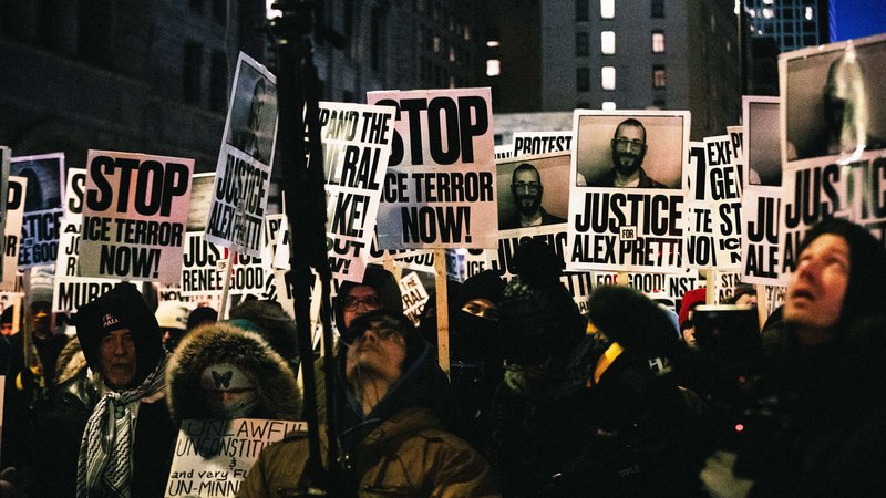 Demonstranten in Minneapolis fordern Gerechtigkeit für die Tötung des Demonstranten Alex Pretti (27.1.2026) | Bild: picture alliance / ZUMAPRESS.com | Dave Decker Demonstranten in Minneapolis fordern Gerechtigkeit für die Tötung des Demonstranten Alex Pretti (27.1.2026)