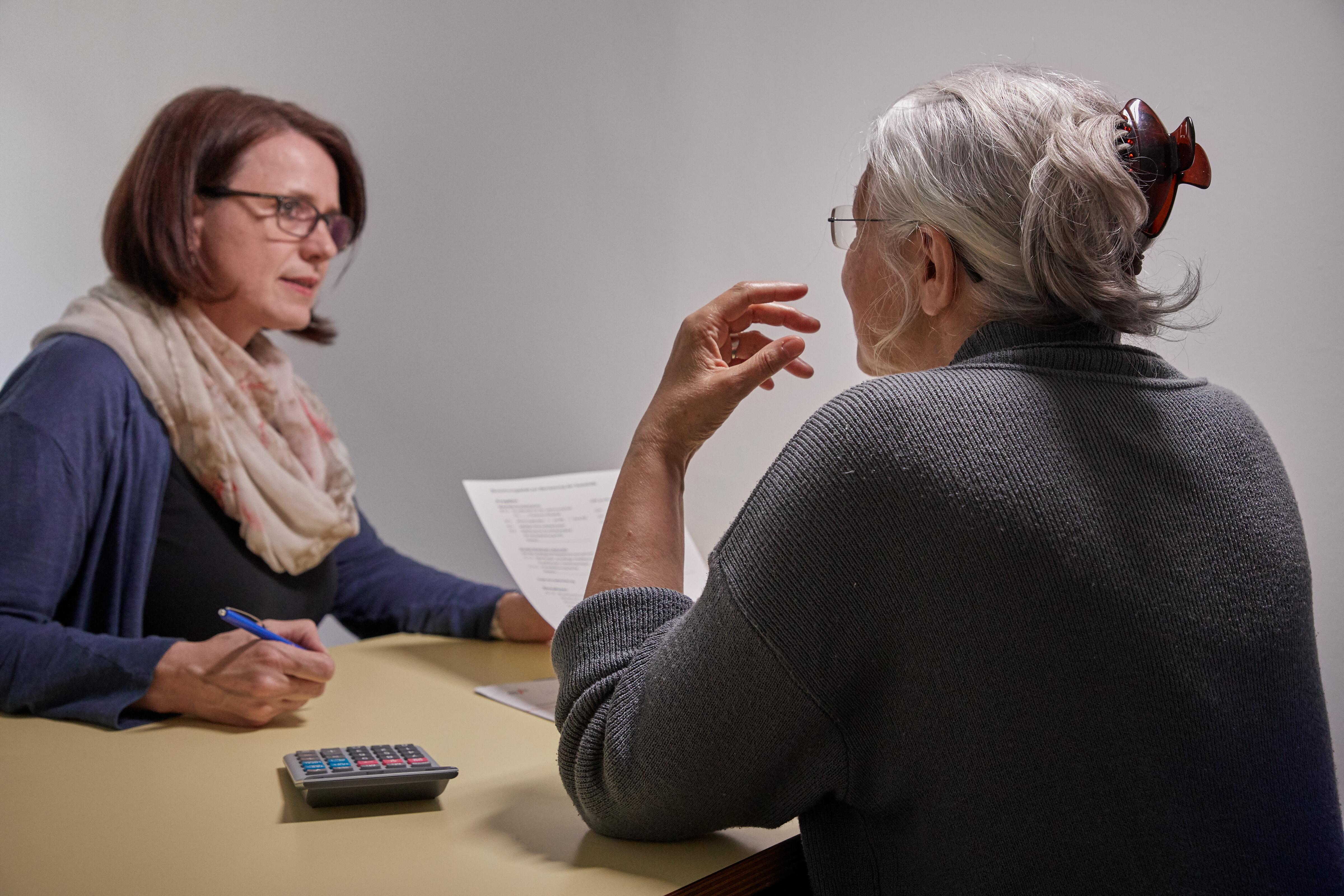 Ein Beratungsgespräch am Tisch
