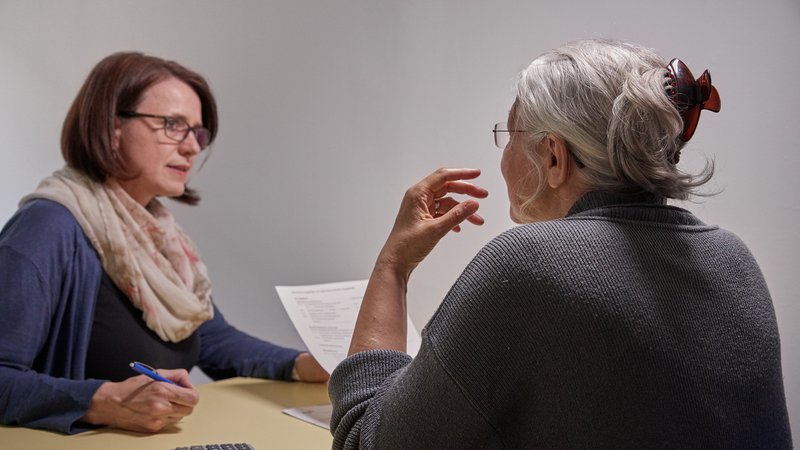 Ein Beratungsgespräch am Tisch | Bild: picture alliance/KEYSTONE | CHRISTOF SCHUERPF Ein Beratungsgespräch am Tisch