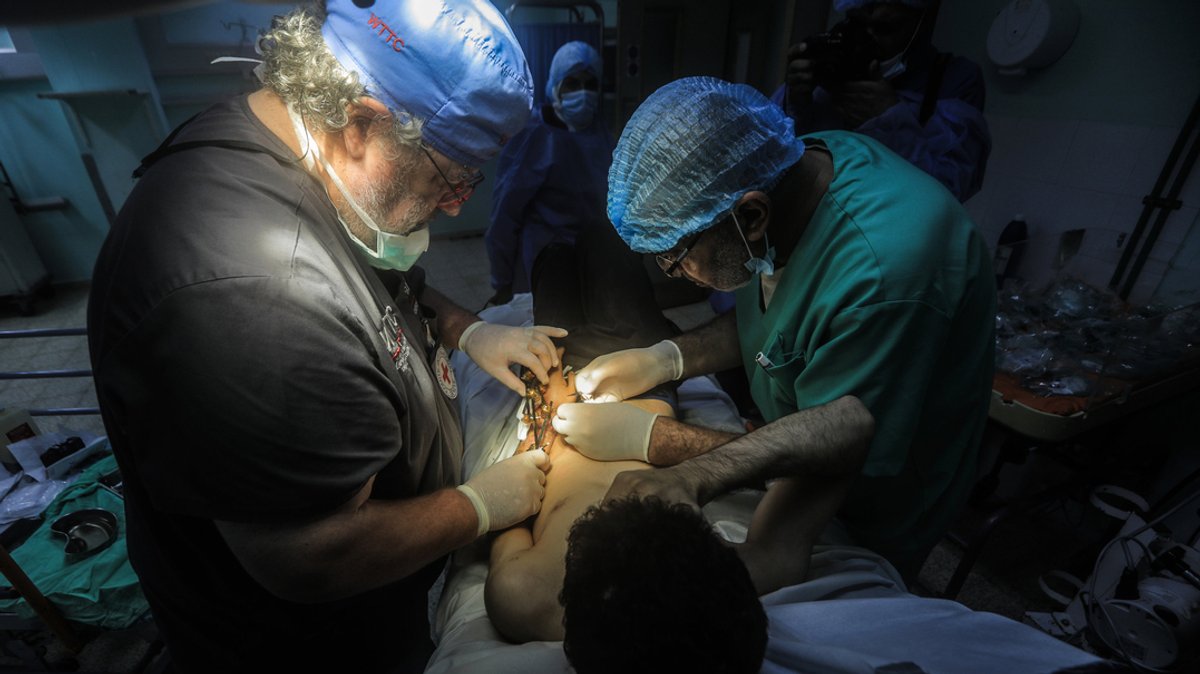 21.11.2023, Chan Junis: Chirurgen des Internationalen Komitees vom Roten Kreuz führen eine Operation im Europäischen Krankenhaus durch. 