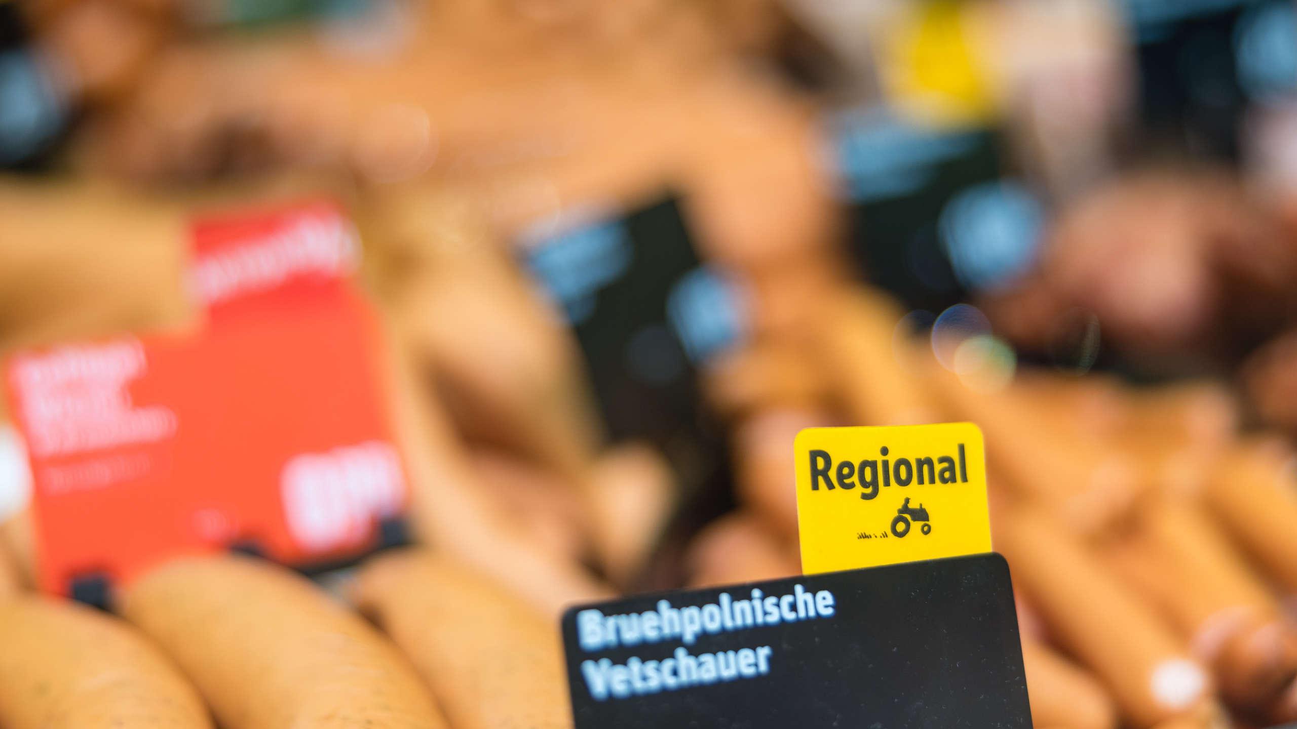 Produkte in einer Wurst-Bedienungstheke in einem Supermarkt, die teilweise Hinweise auf eine regionale Herkunft tragen (Symbolbild)