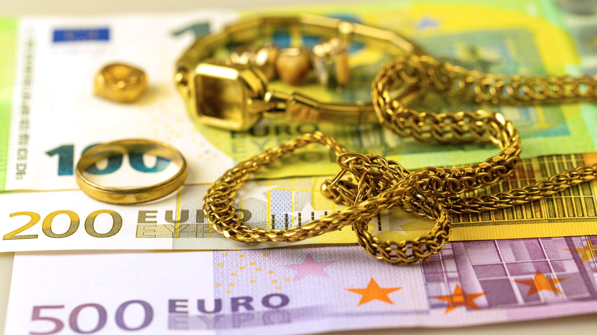 Goldschmuck liegt auf Euroscheinen (Symbolbild) | Bild: picture alliance / Geisler-Fotopress | Burkhard Schubert/Geisler-Fotopr Goldschmuck liegt auf Euroscheinen (Symbolbild)