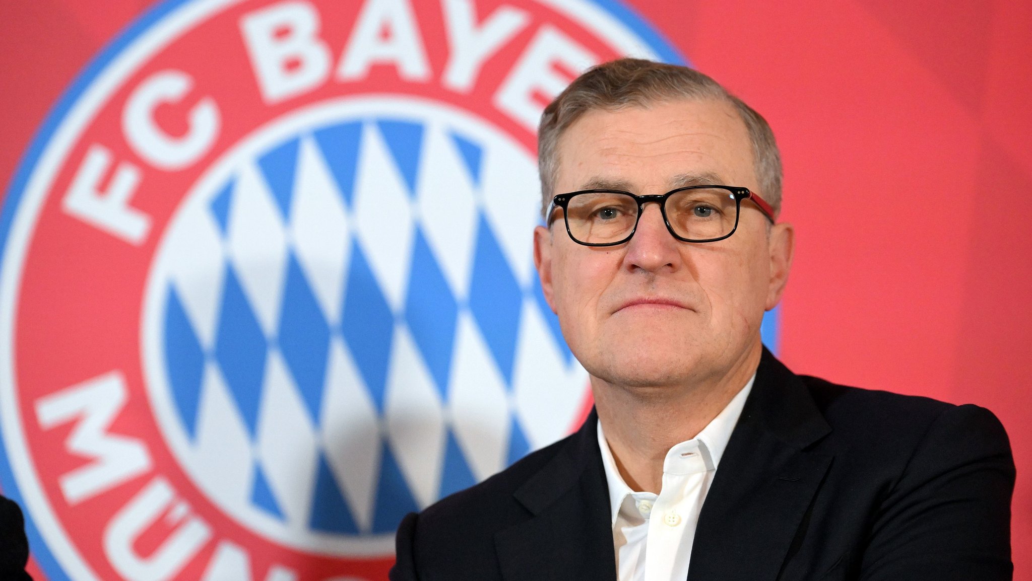 ARCHIV - 17.12.2025, Bayern, Unterhaching: Fußball: Bundesliga, Frauen: Pressekonferenz FC Bayern München zum Erwerb des Sportparks Unterhaching, uhlsport PARK. Jan-Christian Dreesen, Vorstandsvorsitzender FC Bayern München AG, nimmt an der Pressekonferenz teil. (zu dpa: «Deshalb reist Bayern-Vorstand Dreesen nicht nach Hongkong») Foto: Jens Niering/dpa +++ dpa-Bildfunk +++ | Bild: dpa-Bildfunk/Jens Niering ARCHIV - 17.12.2025, Bayern, Unterhaching: Fußball: Bundesliga, Frauen: Pressekonferenz FC Bayern München zum Erwerb des Sportparks Unterhaching, uhlsport PARK. Jan-Christian Dreesen, Vorstandsvorsitzender FC Bayern München AG, nimmt an der Pressekonferenz teil. (zu dpa: «Deshalb reist Bayern-Vorstand Dreesen nicht nach Hongkong») Foto: Jens Niering/dpa +++ dpa-Bildfunk +++