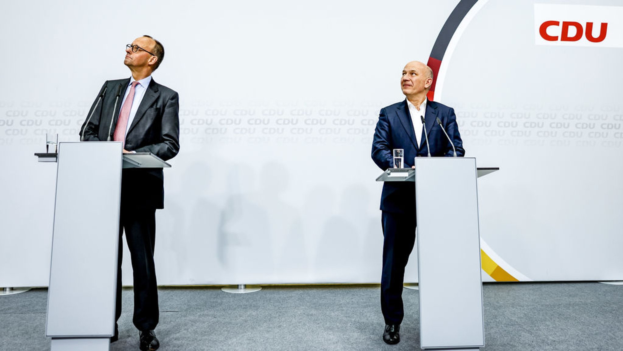 dpatopbilder - 13.02.2023, Berlin: Kai Wegner (CDU, r), Spitzenkandidat seiner Partei bei der Berliner Wahl zum Abgeordnetenhaus, und Friedrich Merz, CDU-Bundesvorsitzender, stehen am Tag nach der Wahl im Konrad-Adenauer-Haus bei einer Pressekonferenz auf dem Podium. Foto: Axel Heimken/dpa +++ dpa-Bildfunk +++