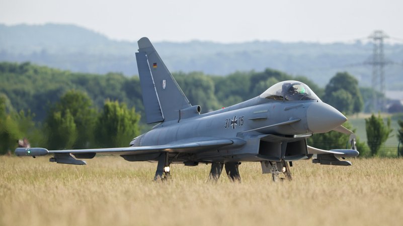 Ein Eurofighter der Bundeswehr bei einem Übungsflug. | Bild: dpa-Bildfunk/Christoph Reichwein Ein Eurofighter der Bundeswehr bei einem Übungsflug.