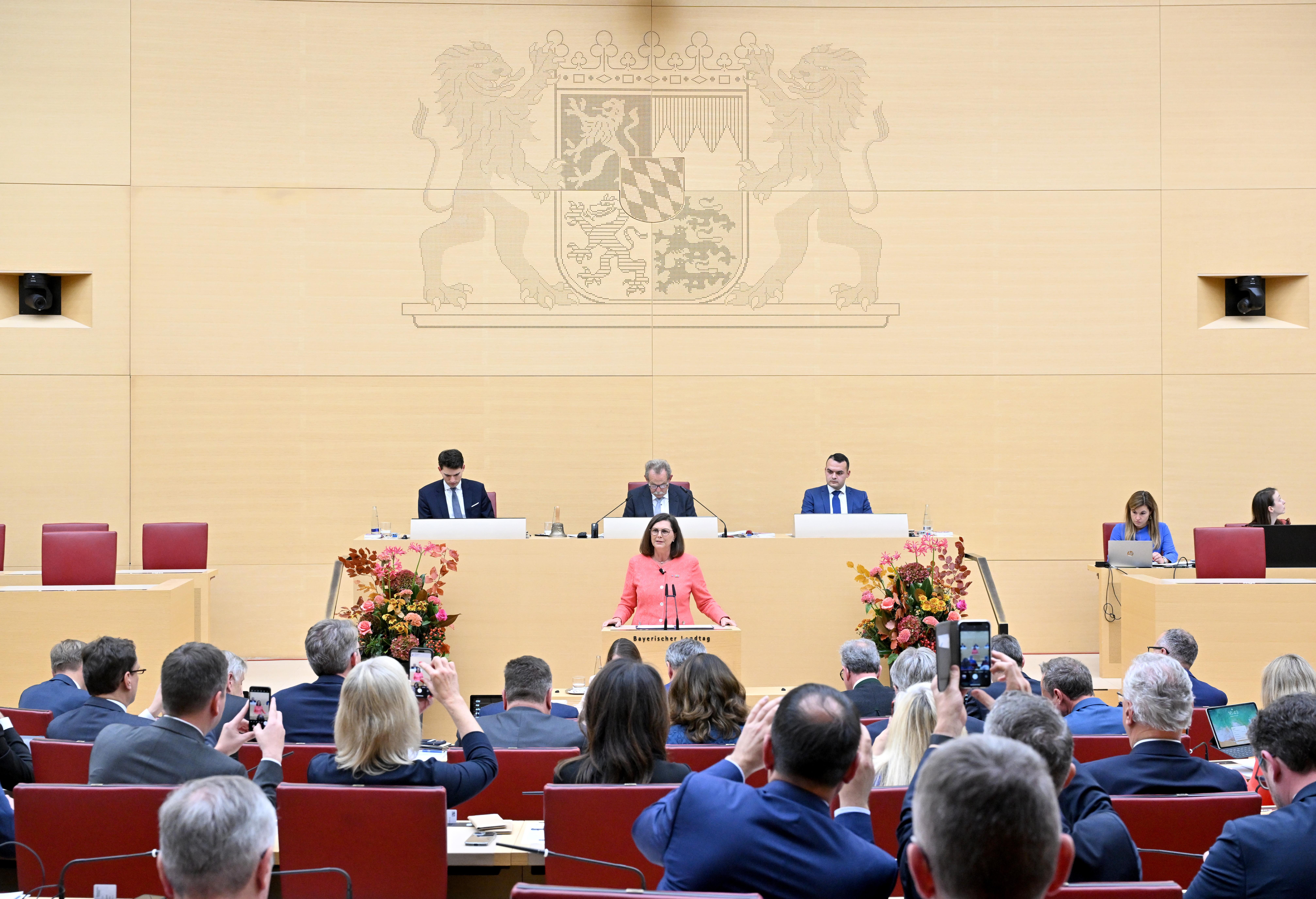 Die alte und neue Landtagspräsidentin Ilse Aigner im Plenum