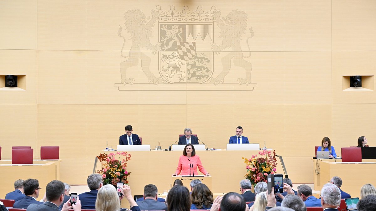 Die alte und neue Landtagspräsidentin Ilse Aigner im Plenum