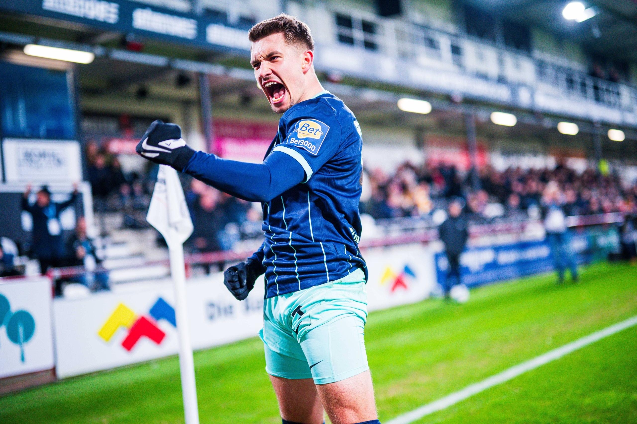 Guttau feiert seinen Treffer für die Löwen