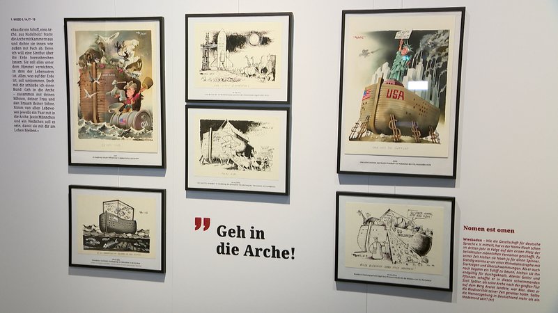 Werke des Karikaturisten Horst Haitzinger hängen im Bibel Museum Bayern in Nürnberg