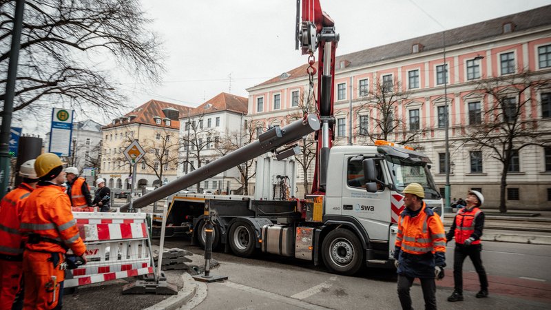 it modernster Technik werden in Augsburg Mastsysteme von Straßenleuchten zu 5G-Hotspots umgerüstet.
