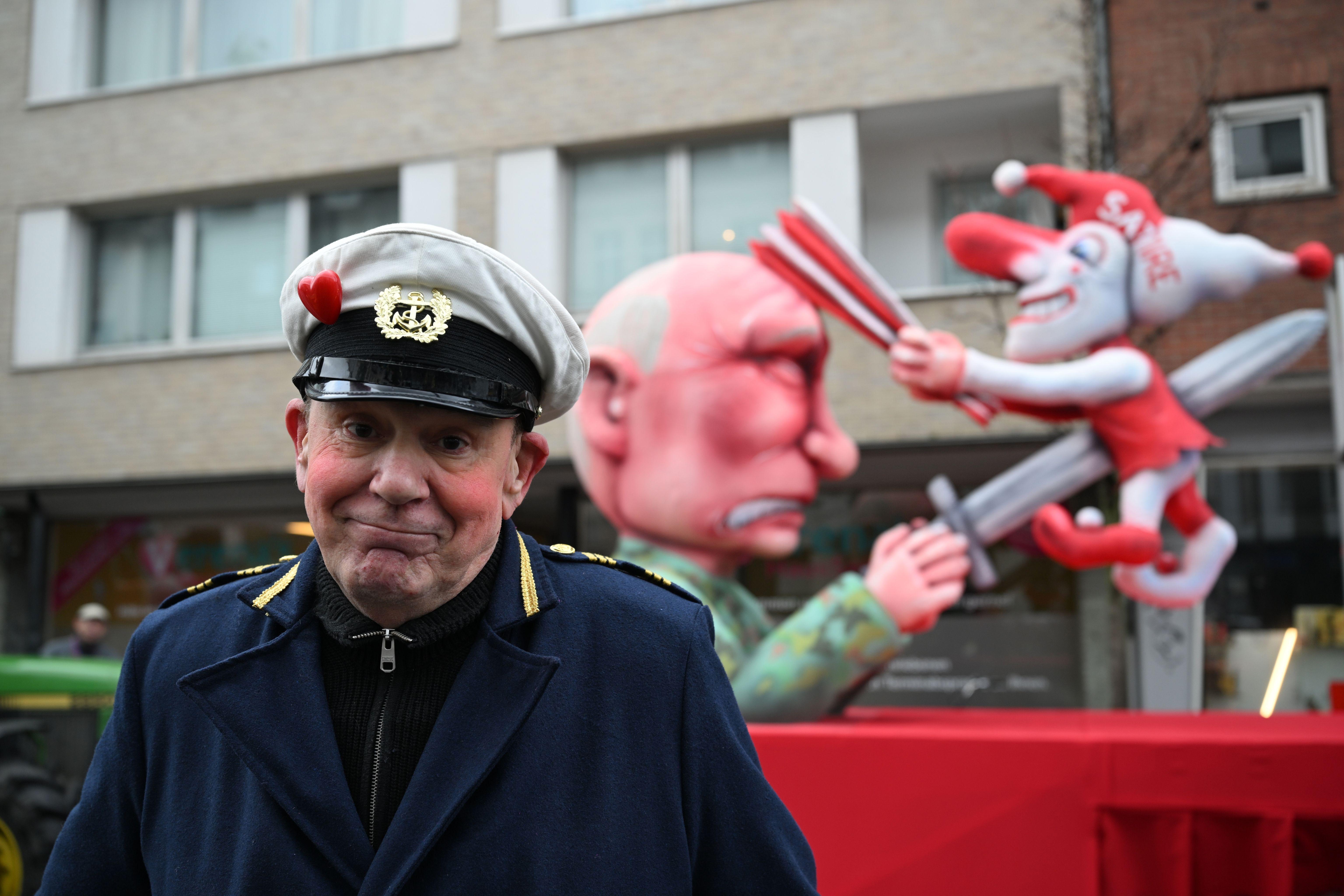Jacques Tilly, Wagenbauer, steht vor dem Mottowagen auf dem Putin die Düsseldorfer Karnevalsfigur Hoppeditz aufspießt. | Bild:dpa-Bildfunk/Federico Gambarini