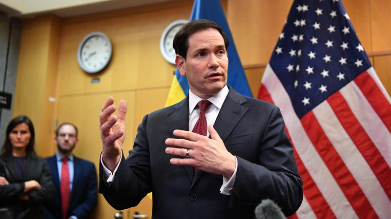 US-Außenminister Marco Rubio sprach mit Journalisten im Rahmen von Konsultationen über einen US-Friedensplan in der US-Vertretung in Genf. | Bild: Lian Yi/XinHua/dpa US-Außenminister Marco Rubio sprach mit Journalisten im Rahmen von Konsultationen über einen US-Friedensplan in der US-Vertretung in Genf.