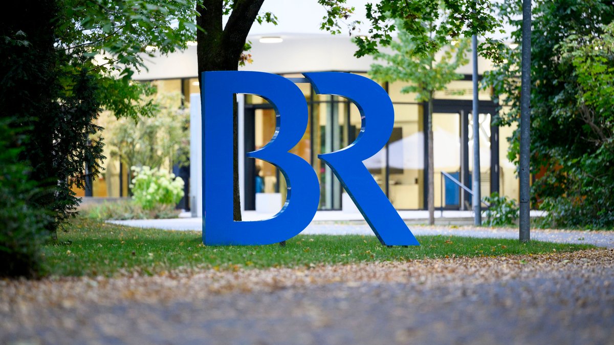 Das übergroße BR-Logo im Park des BR-Studios Nürnberg.