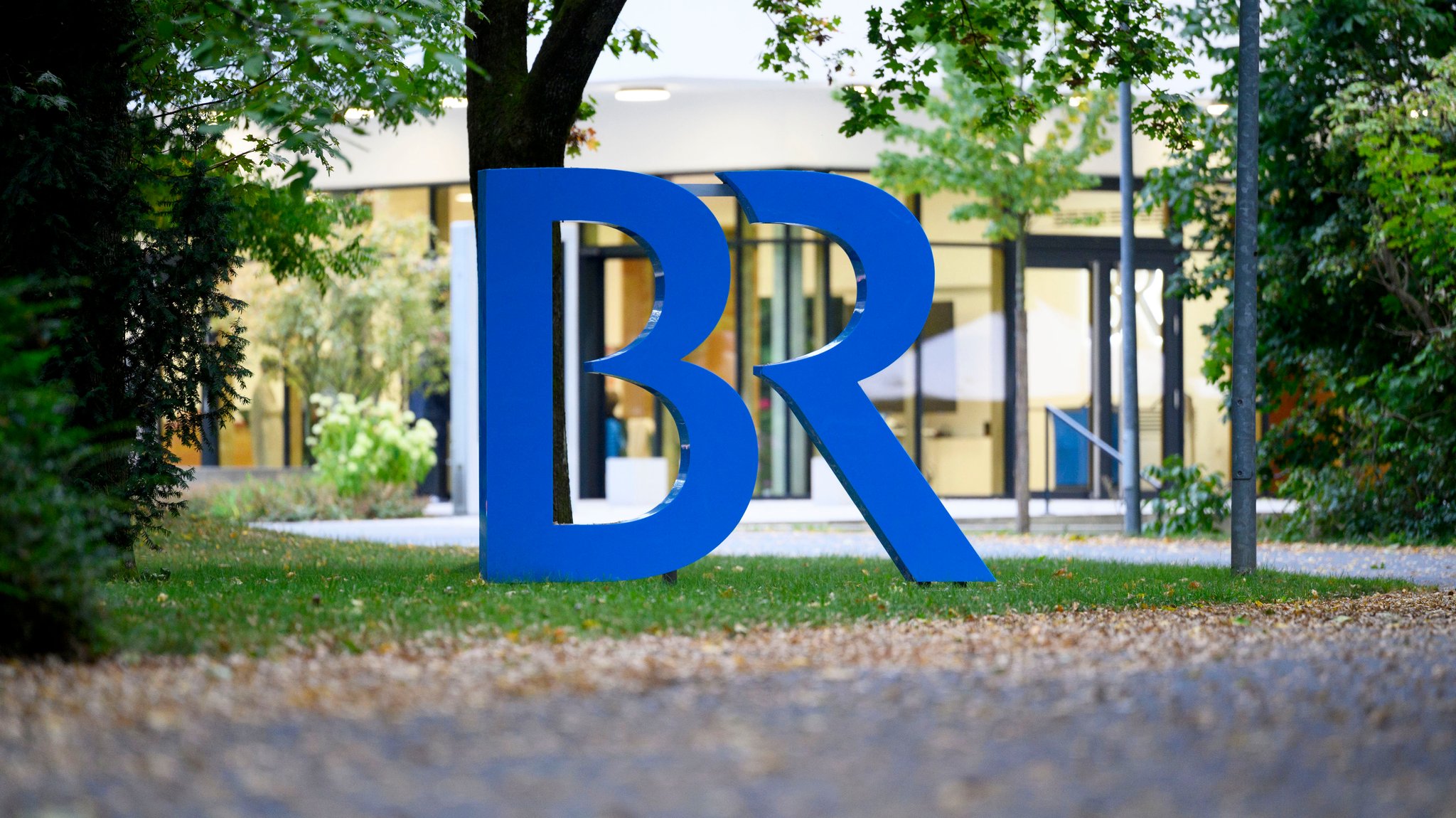 Das übergroße BR-Logo im Park des BR-Studios Nürnberg.