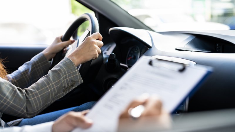 Eine Fahrschülerin bei der Fahrstunde oder Führerscheinprüfung. | Bild: stock.adobe.com/Andrey Popov Eine Fahrschülerin bei der Fahrstunde oder Führerscheinprüfung.