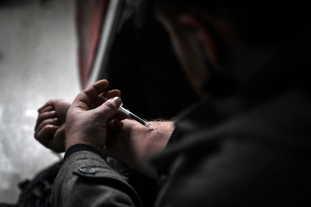 Ein Drogenkonsument spritzt sich Heroin. Opioide spielt bei 76 Prozent der registrierten Drogentoten in der EU eine Rolle.