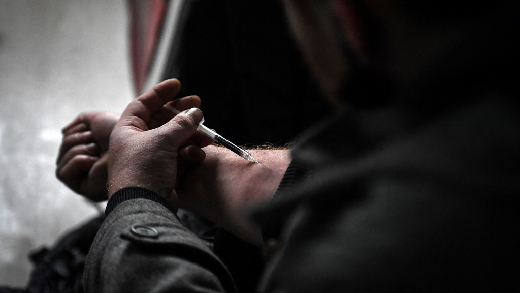 Ein Drogenkonsument spritzt sich Heroin. Opioide spielt bei 76 Prozent der registrierten Drogentoten in der EU eine Rolle.