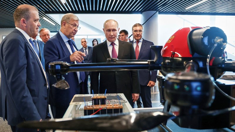Der russische Präsident lässt sich ein Gerät erklären | Bild: Alexander Kazakov/Picture Alliance Der russische Präsident lässt sich ein Gerät erklären