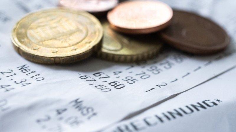 Geldmünzen auf einer Rechnung | Bild: dpa-Bildfunk/Marijan Murat. Geldmünzen auf einer Rechnung