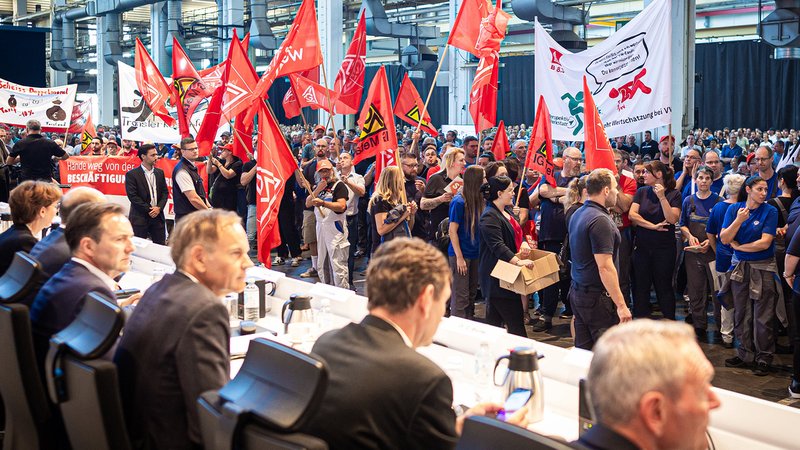 Proteste bei VW-Betriebsversammlung | Bild: BR Proteste bei VW-Betriebsversammlung