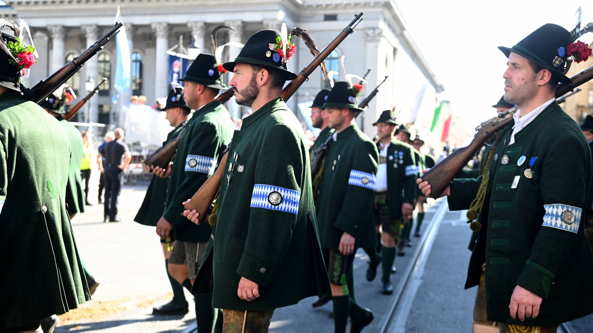 Trachten- und Schützenzug zieht durch München zur Wiesn