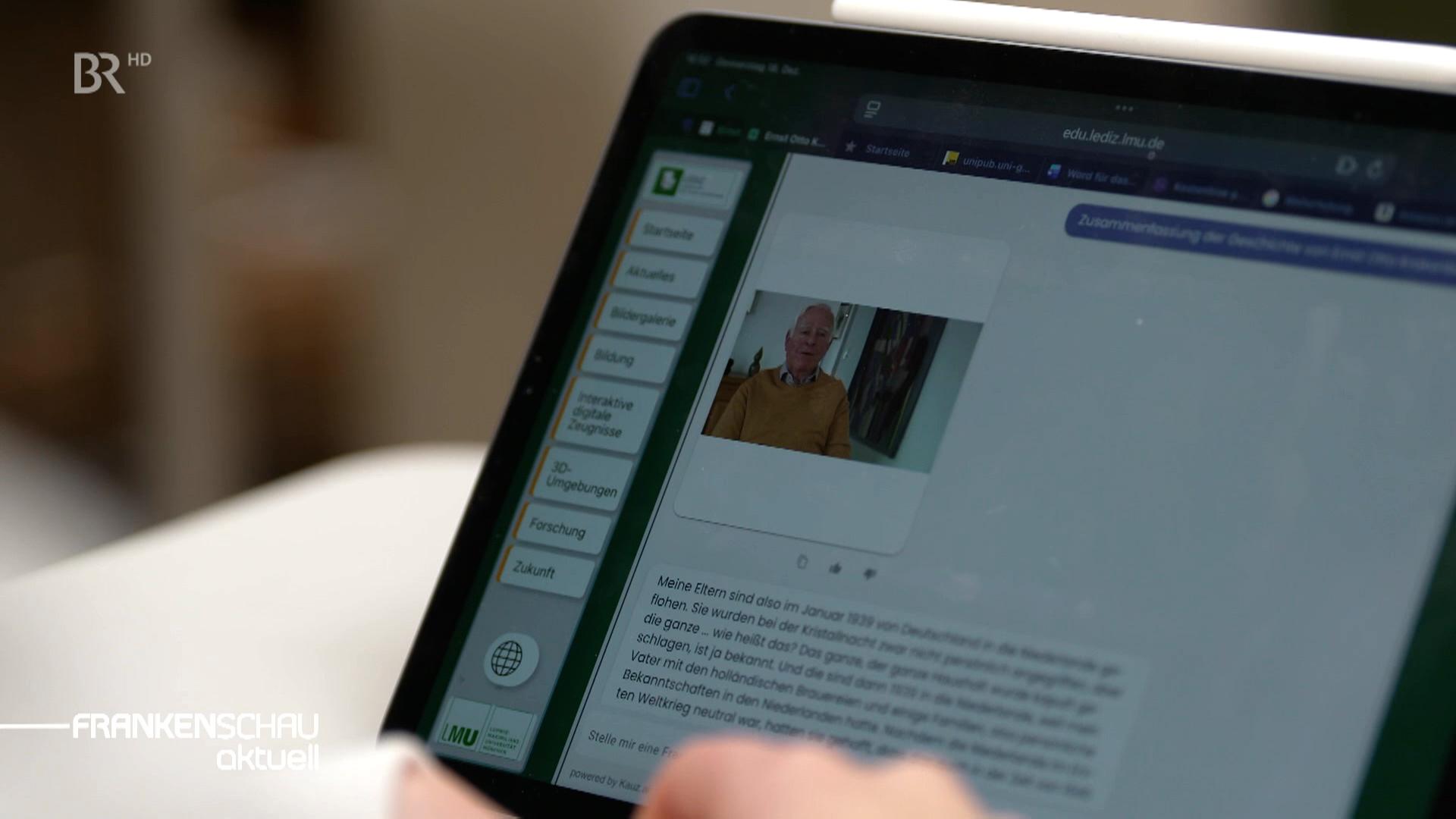 Ein Tablet in den Händen einer Schülerin.